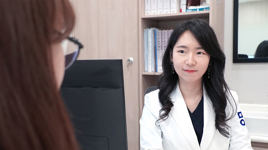 진료실 상담 장면 — 안면·신경센터
